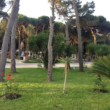 With Garden, Marea Resort, Golem, Qerret 아파트 골렘